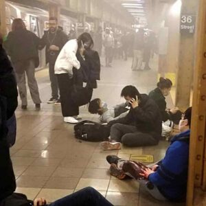 Spari nella metropolitana di Brooklyn, New York: 16 feriti. Caccia all'uomo. "Trovate armi ad alta capacità"