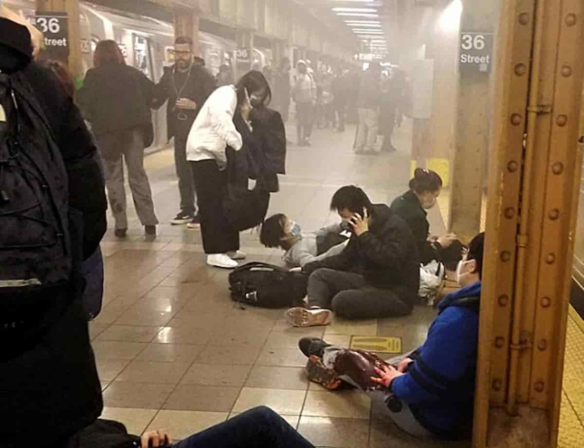 Spari nella metropolitana di Brooklyn, New York: 16 feriti. Caccia all'uomo. "Trovate armi ad alta capacità"