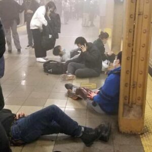 Spari nella metro di New York: diversi feriti. Caccia ad un sospetto con maschera antigas. "Non si esclude atto di terrorismo" VIDEO