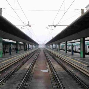 Uomo investito da un treno alla Stazione di Aversa: è ancora vivo e incastrato al binario 3
