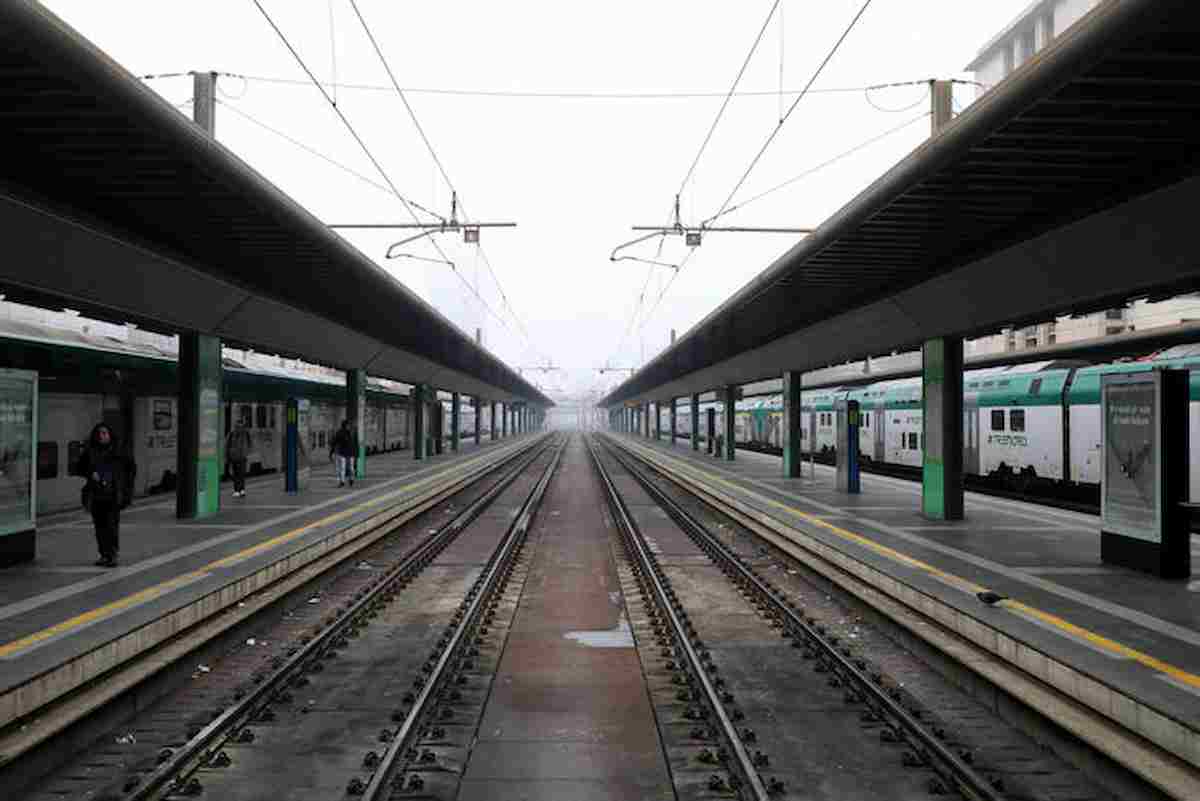 Uomo investito da un treno alla Stazione di Aversa: è ancora vivo e incastrato al binario 3