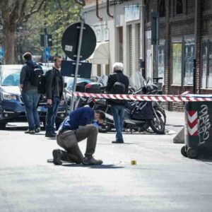 Torino, donna ferita a colpi di pistola in strada. L'ex si consegna, lei, 34 anni, è in ospedale
