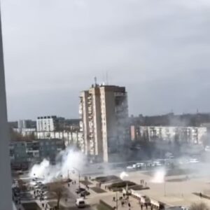 Ucraina, russi sparano sui manifestanti a Enerhodar: il video. Diverse persone arrestate