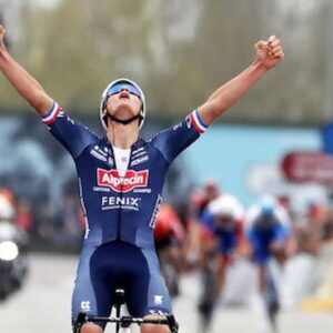 Ciclismo, Giro delle Fiandre, l’olandese Van der Poel ha beffato in volata il mattatore Pogacar