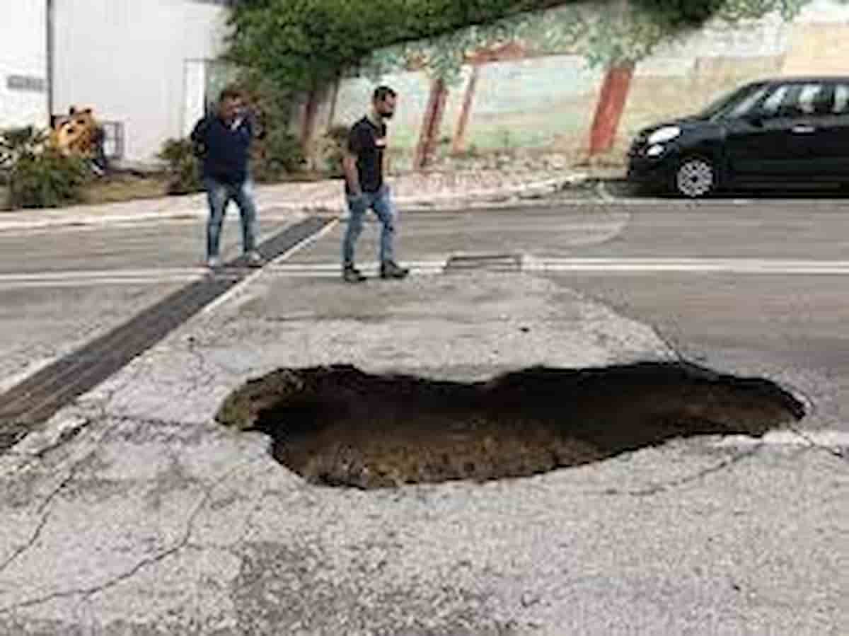 Voragine in strada al Pigneto, a Roma: camion betoniera vi sprofonda dentro. Secondo caso in pochi mesi