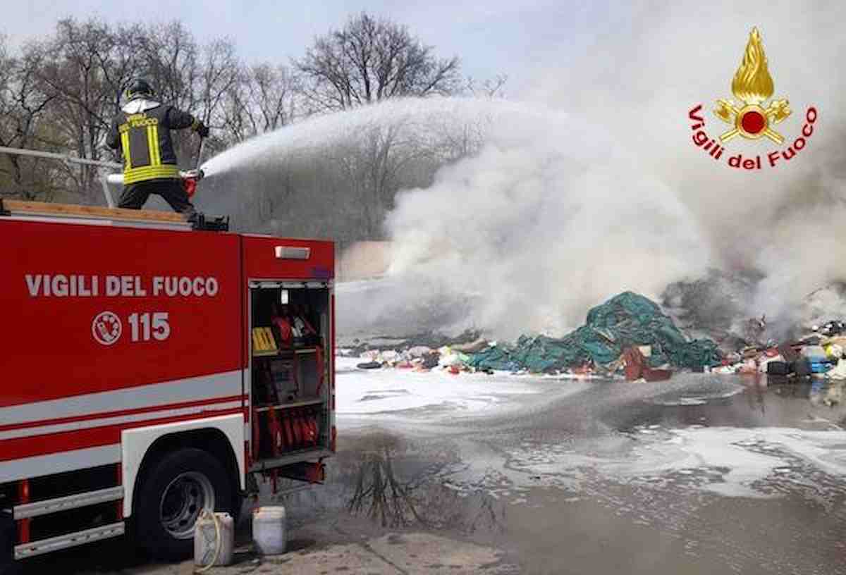 Incendio a Busto Arsizio: in fiamme i rifiuti ingombranti nell'area dell'inceneritore Accam