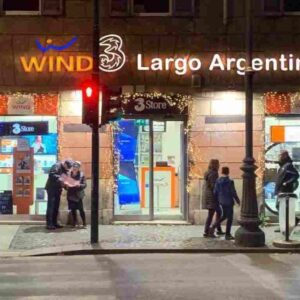 Roma, rapina choc al negozio Wind di Largo Argentina: "Conta fino a 1000 o ti uccido"