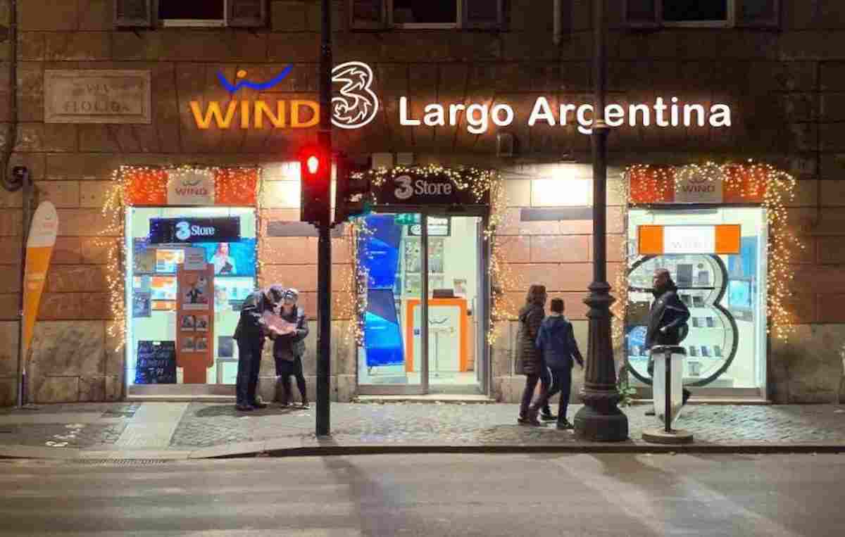 Roma, rapina choc al negozio Wind di Largo Argentina: "Conta fino a 1000 o ti uccido"