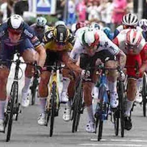 Prima vittoria azzurra al Giro d’Italia.. a Reggio Emilia volata capolavoro di Dainese che brucia tutti i Vip dello sprint. Juan Pedro Lopez sempre in maglia rosa