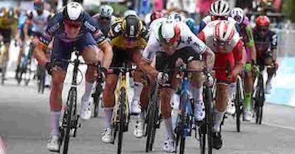 Prima vittoria azzurra al Giro d’Italia.. a Reggio Emilia volata capolavoro di Dainese che brucia tutti i Vip dello sprint. Juan Pedro Lopez sempre in maglia rosa