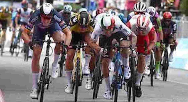 Favola Girmay a Jesi, prima vittoria di un africano al Giro d’Italia. Bagno di applausi per una pagina sportiva che apre una nuova era. Juan Pedro Lopez sempre leader
