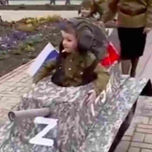 Russia, bambini asilo vestiti da soldati sfilano tra ovazione genitori: VIDEO choc su YouTube