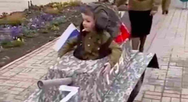 Russia, bambini asilo vestiti da soldati sfilano tra ovazione genitori: VIDEO choc su YouTube