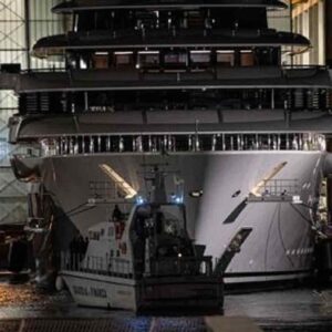 Scheherazade, sequestrato il mega yacht ormeggiato a Marina di Carrara: si sospetta che appartenga a Putin VIDEO