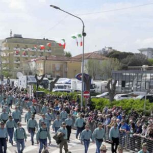 Rimini: molestie, palpeggiamenti e cat calling durante il raduno degli Alpini. Centinaia le segnalazioni