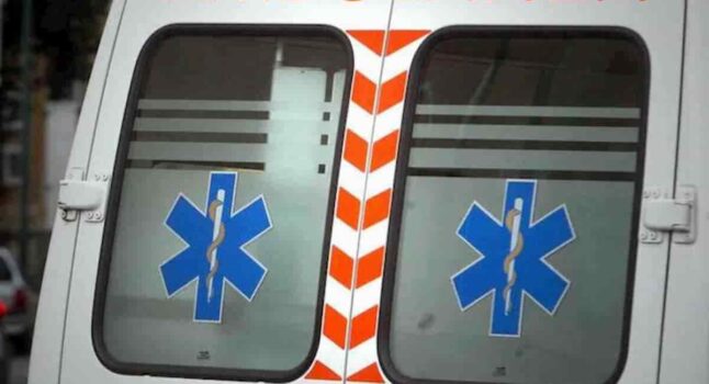 Incidente tra Genova Nervi e Recco, un'auto si è schiantata contro un furgone di un cantiere: il conducente è grave in ospedale