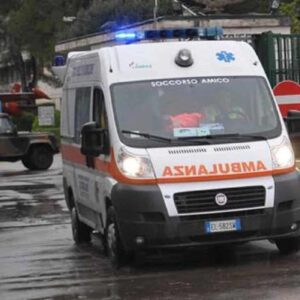 Roma, scontro tra ambulanza e jeep in via Togliatti: tre feriti
