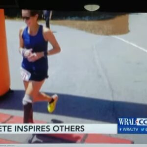 Jacky Hunt-Broersma, l'atleta con una gamba amputata: 104 maratone in 104 giorni VIDEO