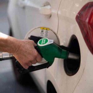 Benzina, prezzi tornano a salire: il self service torna in media a 1,8 euro al litro