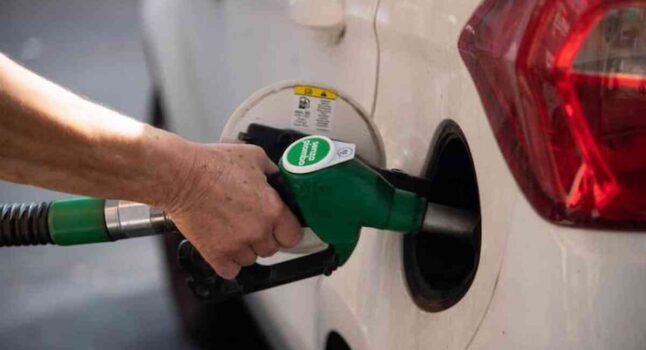 Benzina, prezzi tornano a salire: il self service torna in media a 1,8 euro al litro