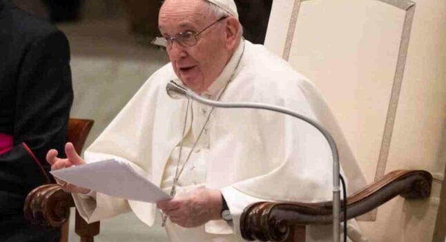 Papa Francesco: "Voglio incontrare Putin per fermare la guerra. Perplesso da forniture armi"