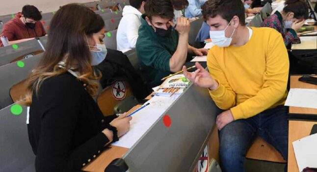 Bolzano e Trento: "Basta mascherine a scuola. A questo punto facciamo lezioni al ristorante dove non serve"