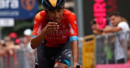 Giro d’Italia, il giovane scalatore colombiano Buitrago primo al traguardo di Lavarone. Carapaz sempre in maglia rosa