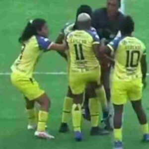 Shirley Caicedo, la giocatrice ha dato un calcio nelle zone intime dell'arbitro dopo l'espulsione VIDEO