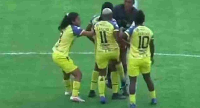 Shirley Caicedo, la giocatrice ha dato un calcio nelle zone intime dell'arbitro dopo l'espulsione VIDEO