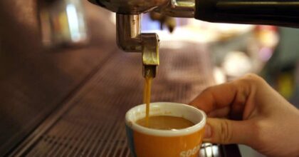 Caffè troppo caro e prezzi non scritti, cliente chiama i vigili che multano il bar a Firenze: mille euro