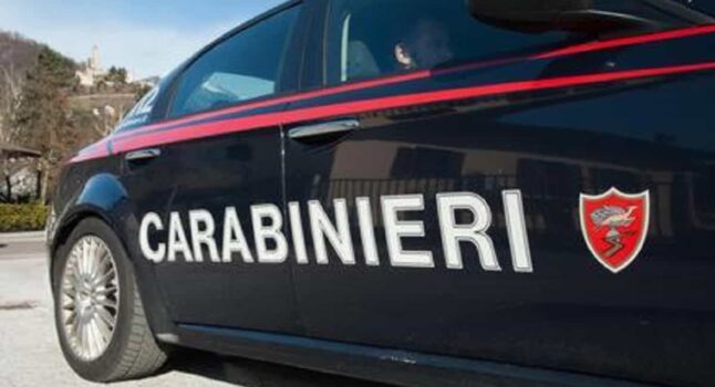 Salerno, minaccia di buttarsi da edificio: salvato dai carabinieri e dalla figlia di 11 anni