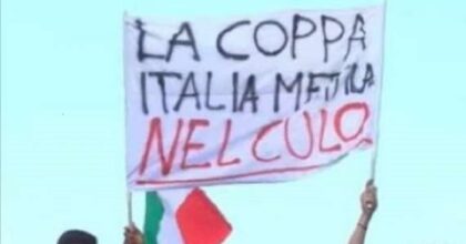 La Coppa Italia mettila nel c... Tifosi passano striscione, pullman giocatori Milan espone