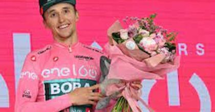 Giro d’Italia, impresa Covi sulla Marmolada, crollato Carapaz, Hindley in rosa