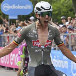 Giro d’Italia: al traguardo di Treviso il belga De Bondt vince di mezza ruota sul compagno di fuga Affini. Carapaz sempre in maglia rosa