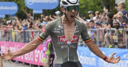 Giro d’Italia: al traguardo di Treviso il belga De Bondt vince di mezza ruota sul compagno di fuga Affini. Carapaz sempre in maglia rosa