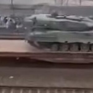 Finlandia, i carri armati vanno al confine con la Russia: a centinaia sul treno VIDEO