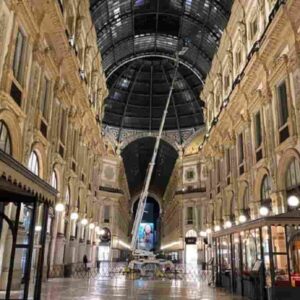 Coppia ha un rapporto sessuale su un balcone in Galleria a Milano davanti ai passanti: uno riprende tutto VIDEO