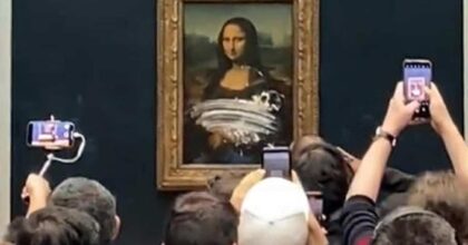 Un uomo ha tirato una torta contro la Gioconda, al Louvre. Il vetro di protezione ha salvato il quadro