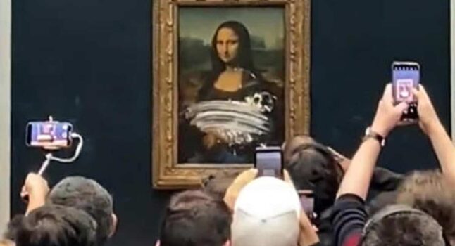 Un uomo ha tirato una torta contro la Gioconda, al Louvre. Il vetro di protezione ha salvato il quadro