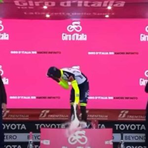 Giro d'Italia Girmay tappo occhio