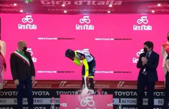 Giro d'Italia Girmay tappo occhio