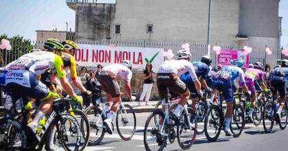 Il Giro d’Italia arriva a Napoli: ha vinto in volata il belga De Gendt
