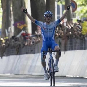 Rivoluzione al Giro d’Italia: Il britannico Simon Yates primo sul traguardo di Torino. Nuova maglia rosa sulle spalle di Carapaz