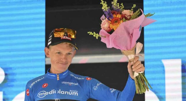 Giro d’Italia, l’olandese Bouwman vince tutto: primo al traguardo friulano di Castelmonte e primo su tutti i valichi. Carapaz sempre in maglia rosa