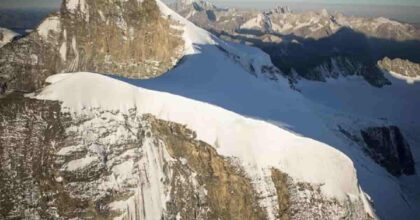Grand Combin, crolla pezzo di ghiacciaio su un gruppo di scalatori ai confini tra Italia e Svizzera: ci sono feriti gravi