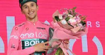 Giro d’Italia, ha trionfato Jai Hindley,, australiano cresciuto nel Belpaese. Succede a Carapaz. Sul podio anche Landa. Sobrero vincitore della cronometro di Verona