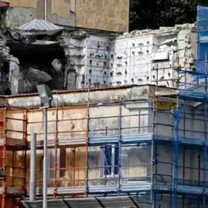 Napoli, cimitero di Poggioreale: loculi crollati da 5 mesi, ancora si vedono le salme