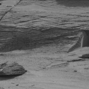 Porta aliena su Marte? No, è solo la forma di una roccia: il VIDEO del rover Curiosity