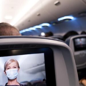 Mascherine in aereo, dal 16 maggio non sono più obbligatorie per i voli Ue. La gente la toglierà?