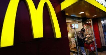 McDonald's ha deciso di chiudere tutti i fast food in Russia. 32 anni fa la prima storica apertura